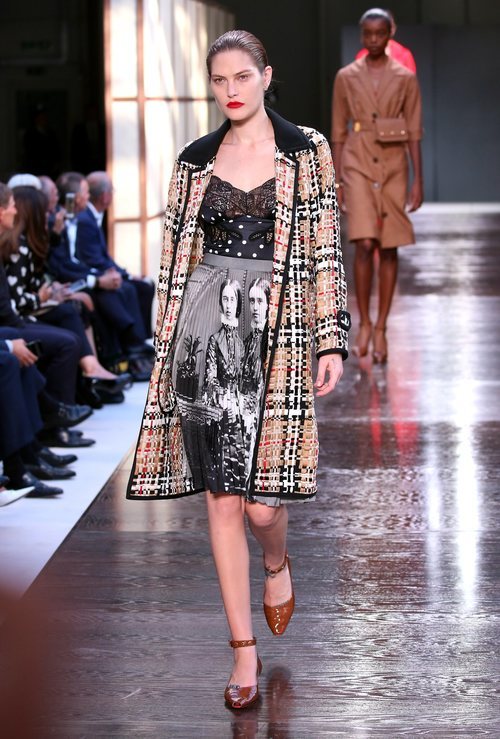 Abrigo de cuadros de Burberry primavera/verano 2019 en la Semana de la Moda de Londres