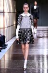 Look de estampado de lunares de Burberry primavera/verano 2019 en la Semana de la Moda de Londres
