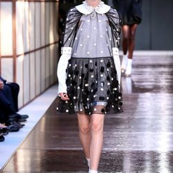 Look de estampado de lunares de Burberry primavera/verano 2019 en la Semana de la Moda de Londres