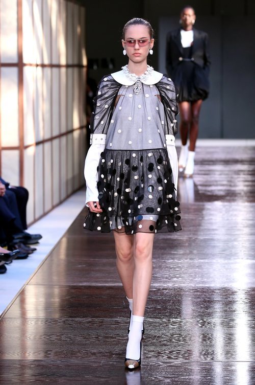 Look de estampado de lunares de Burberry primavera/verano 2019 en la Semana de la Moda de Londres