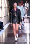 Chaqueta y falda de cuero de Burberry primavera/verano 2019 en la Semana de la Moda de Londres