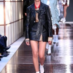 Chaqueta y falda de cuero de Burberry primavera/verano 2019 en la Semana de la Moda de Londres
