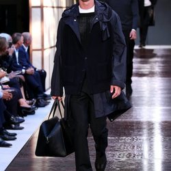 Abrigo azul marino de Burberry primavera/verano 2019 en la Semana de la Moda de Londres
