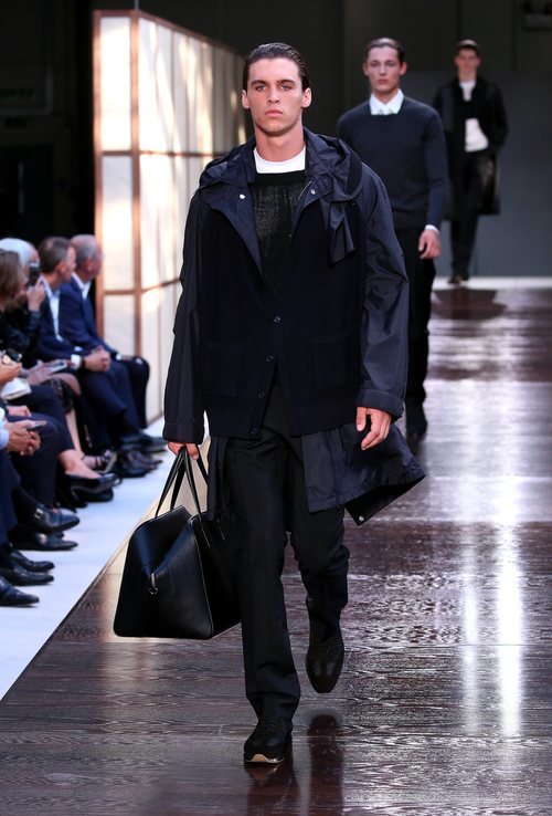 Abrigo azul marino de Burberry primavera/verano 2019 en la Semana de la Moda de Londres