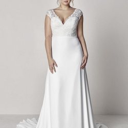 Vestido escote en V de la colección cápsula Plus de Pronovias 2018