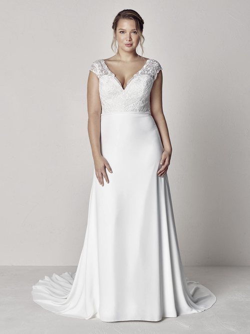 Vestido escote en V de la colección cápsula Plus de Pronovias 2018