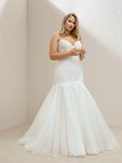 Vestido con escote de corazón de la colección cápsula Plus de Pronovias 2018