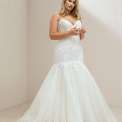 Vestido con escote de corazón de la colección cápsula Plus de Pronovias 2018