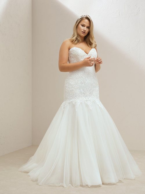 Vestido con escote de corazón de la colección cápsula Plus de Pronovias 2018
