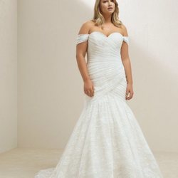 Vestido fruncido de la colección cápsula Plus de Pronovias 2018