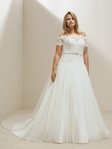 Vestido con encaje de la colección cápsula Plus de Pronovias 2018
