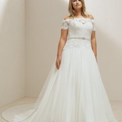 Vestido con encaje de la colección cápsula Plus de Pronovias 2018
