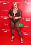 Felicity Hayward con un mono transparente en la fiesta de Revlon