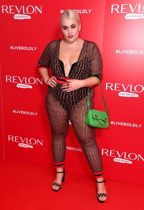 Felicity Hayward con un mono transparente en la fiesta de Revlon