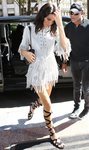 Kendall Jenner con un vestido de flecos en París