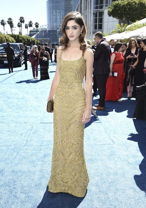 Natalia Dyer con un vestido dorado en los Premios Emmy 2018