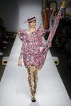 Vestido rosa con un rollo de tela de Moschino primavera/verano 2019 en la Milán Fashion Week