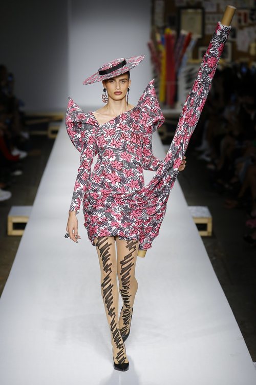 Vestido rosa con un rollo de tela de Moschino primavera/verano 2019 en la Milán Fashion Week