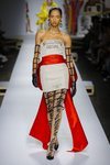 Vestido asimétrico de Moschino primavera/verano 2019 en la Milán Fashion Week