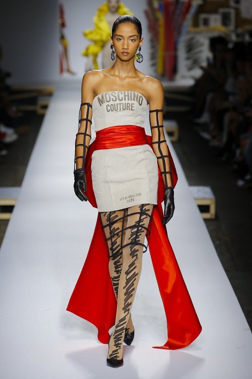 Vestido asimétrico de Moschino primavera/verano 2019 en la Milán Fashion Week