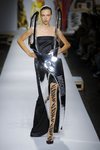 Vestido con forma de tijeras de Moschino primavera/verano 2019 en la Milán Fashion Week