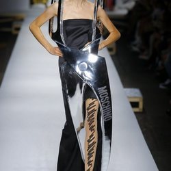 Vestido con forma de tijeras de Moschino primavera/verano 2019 en la Milán Fashion Week