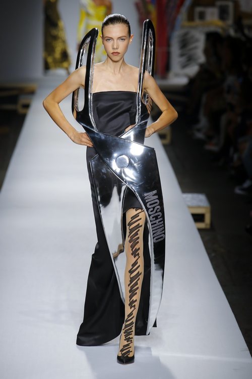 Vestido con forma de tijeras de Moschino primavera/verano 2019 en la Milán Fashion Week
