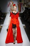 Vestido con alfileres de Moschino primavera/verano 2019 en la Milán Fashion Week