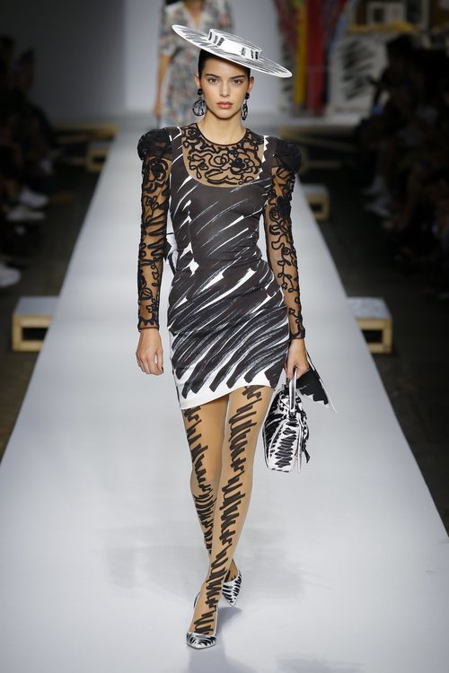 Vestido negro de Moschino primavera/verano 2019 en la Milán Fashion Week