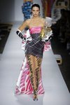 Vestido de falda asimétrica de Moschino primavera/verano 2019 en la Milán Fashion Week