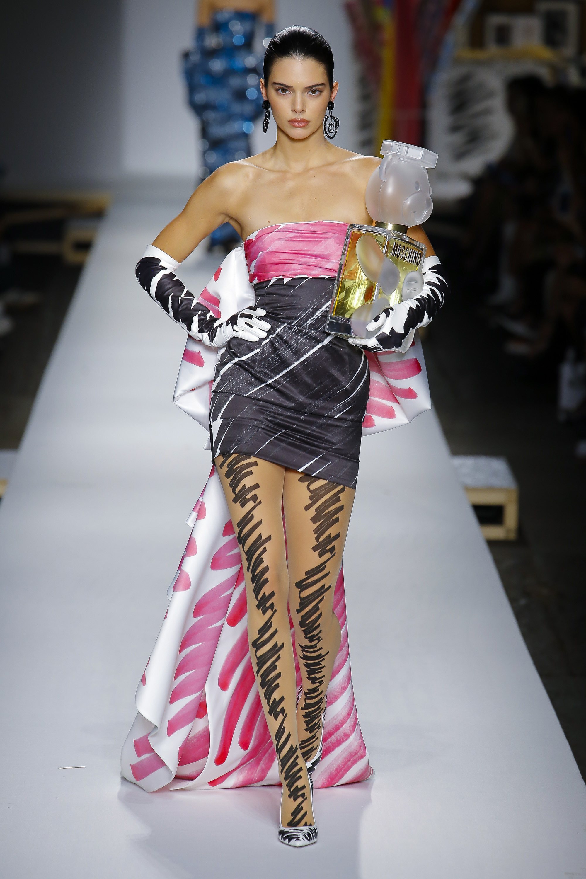 Vestido de falda asimétrica de Moschino primavera/verano 2019 en la Milán Fashion Week