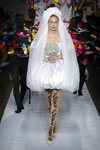 Gigi Hadid luciendo un vestido de novia para Moschino primavera/verano 2019 en la Milán Fashion Week