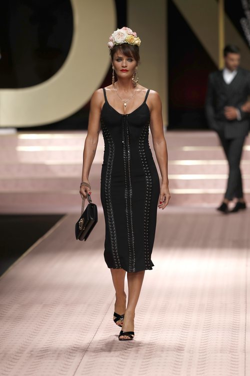 Helena Christensen en el desfile de Dolce&Gabbana primavera/verano 2019 en la Milán Fashion Week