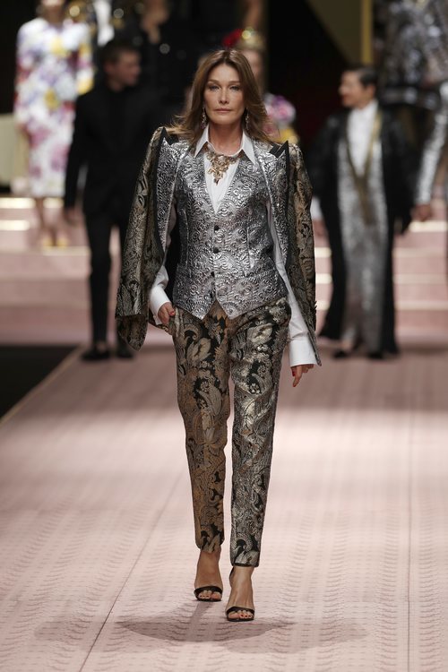 Carla Bruni en el desfile de Dolce&Gabbana primavera/verano 2019 en la Milán Fashion Week