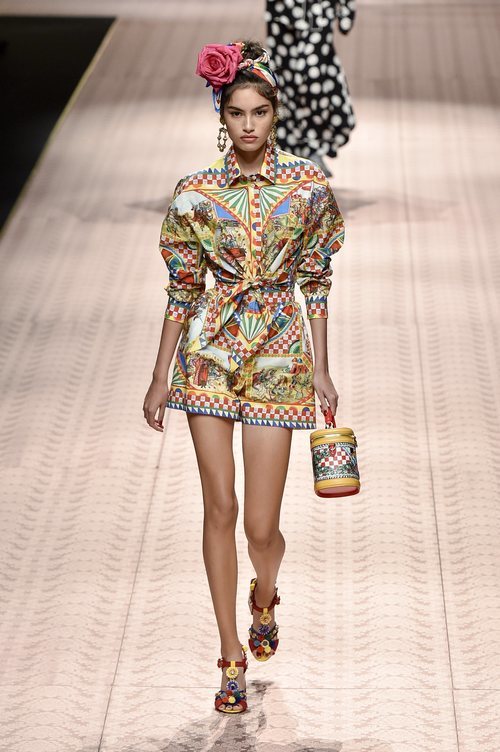 Vestido multicolor de Dolce&Gabbana primavera/verano 2019 en la Milán Fashion Week