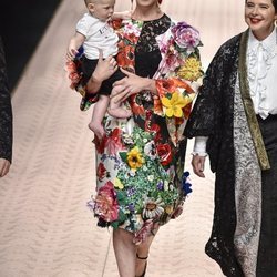 Elettra Wiedemann en el desfile de Dolce&Gabbana primavera/verano 2019 en la Milán Fashion Week