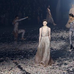 Vestido metalizado de Dior primavera/verano 2019 en la Paris Fashion Week