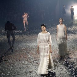 Vestidos color blanco de Dior primavera/verano 2019 en la Paris Fashion Week