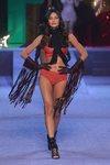 Conjunto de lencería con flecos de Etam primavera/verano 2019 en la Paris Fashion Week
