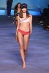 Bikini con logo de Etam primavera/verano 2019 en la Paris Fashion Week