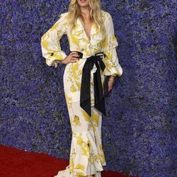 Molly Sims con un vestido de volantes en la apertura del 'Palisades Village'