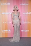 Zara Larsson con un vestido transparente en la gala amfAR de Milán