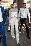 Gigi Hadid con un conjunto blanco en el desfile de Tod's de la Milan Fashion Week