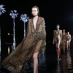 Vestido animal print de Saint Laurent primavera/verano 2019 en la Paris Fashion Week