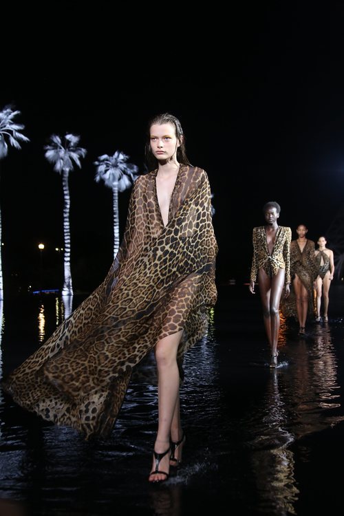 Vestido animal print de Saint Laurent primavera/verano 2019 en la Paris Fashion Week