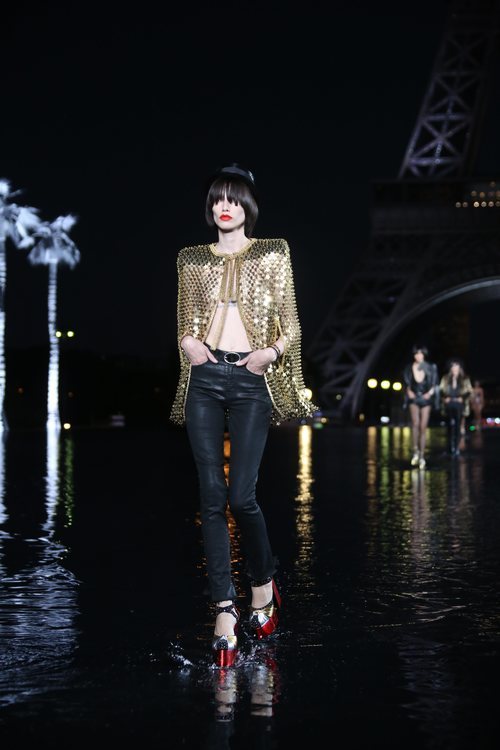 Chaqueta dorada de Saint Laurent primavera/verano 2019 en la Paris Fashion Week