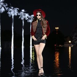Chaqueta con ribetes dorados de Saint Laurent primavera/verano 2019 en la Paris Fashion Week