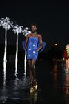 Vestido azul estrellado de Saint Laurent primavera/verano 2019 en la Paris Fashion Week