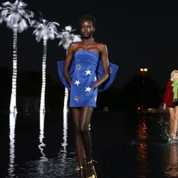 Vestido azul estrellado de Saint Laurent primavera/verano 2019 en la Paris Fashion Week