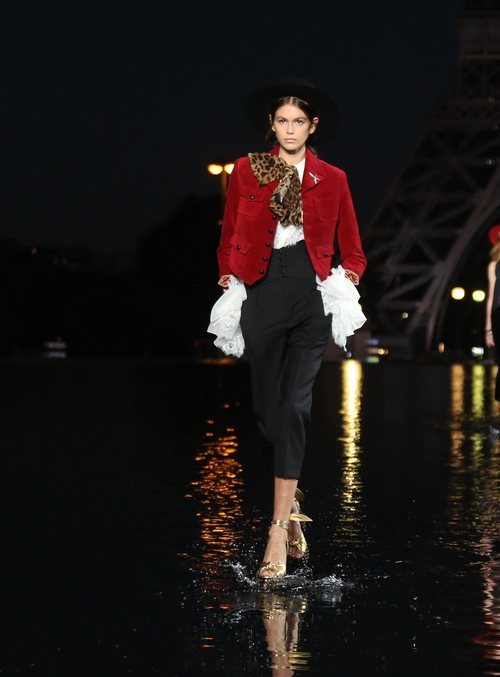Kaia Gerber en el desfile primavera/verano 2019 de Saint Laurent en la Paris Fashion Week